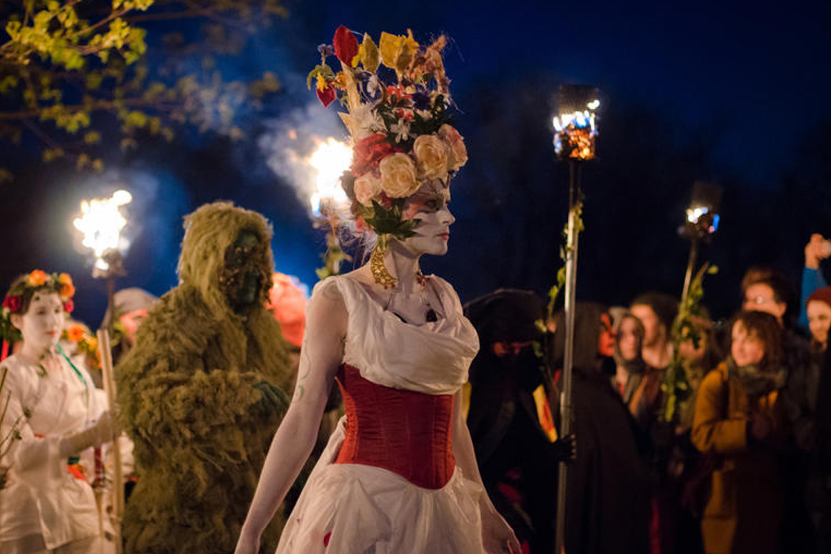 مهرجان بالتان فى أدنبرة يتخلى عن طقوسه الاحتفالية بسبب كورونا ويتحول لأمسية شعرية على الانترنت من الفن، والأغاني
