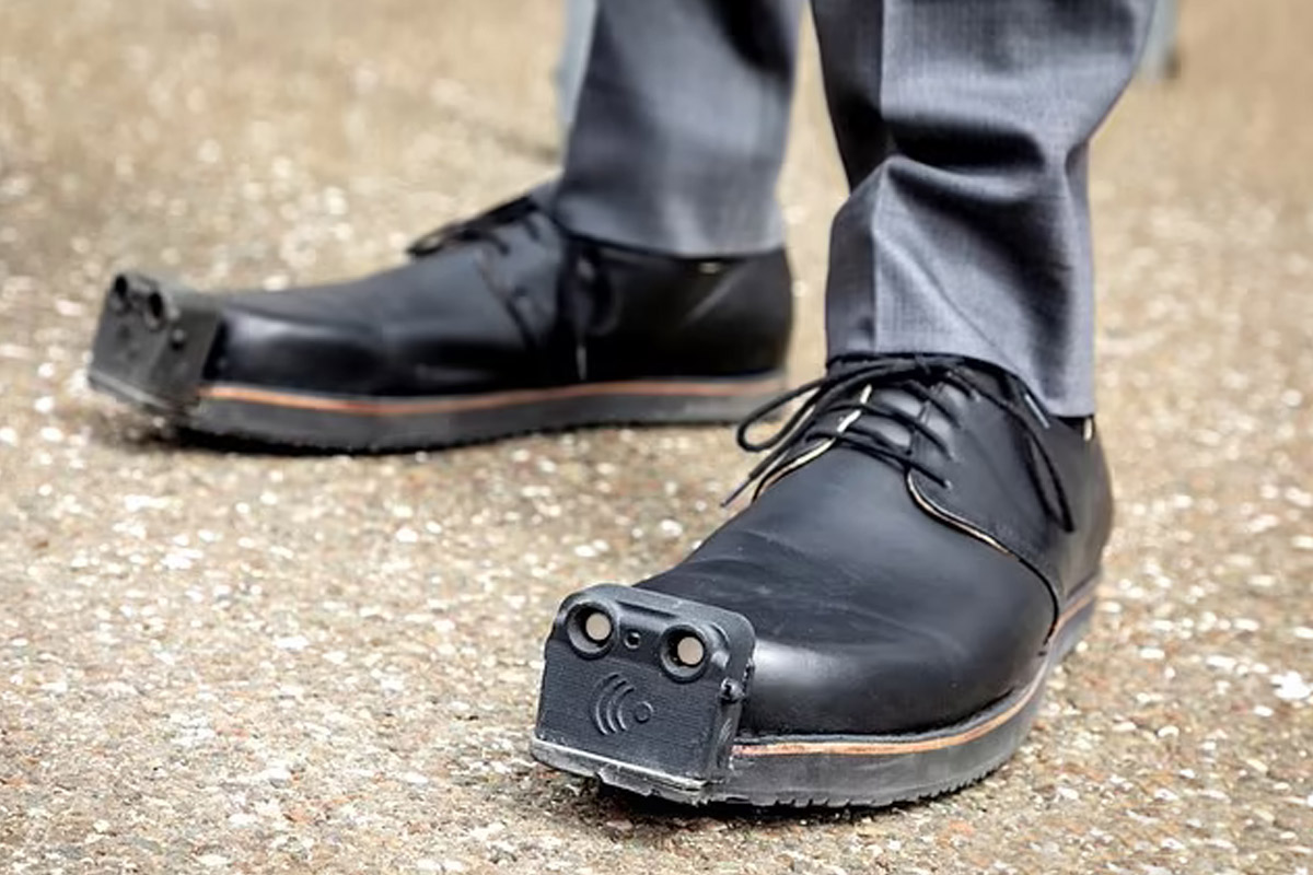 حذاء ذكي يساعد المكفوفين في تجنّب العقبات