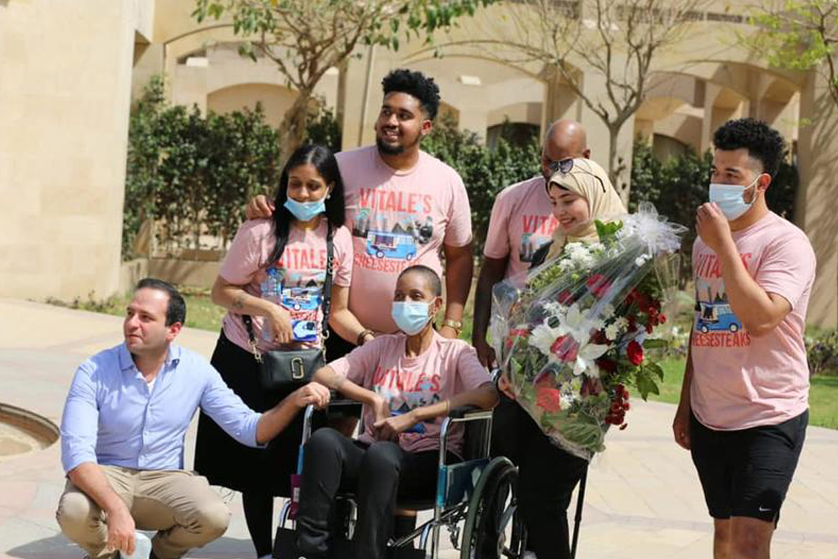 مصابة سرطان أمريكية تحلم بزيارة الاهرامات ، ومصر تحقق حلمها