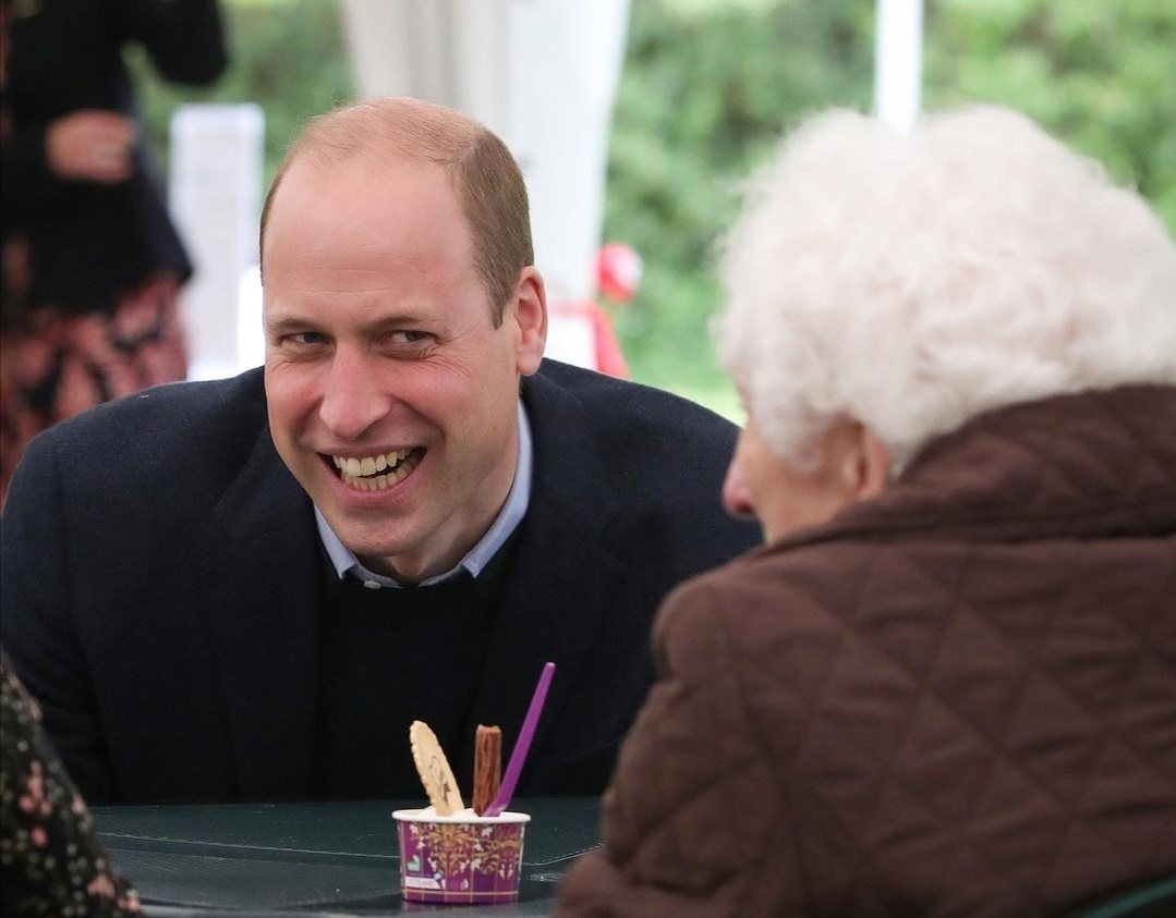 الأمير "ويليام" يأكل الآيس كريم مع سكان دور رعاية للمسنين