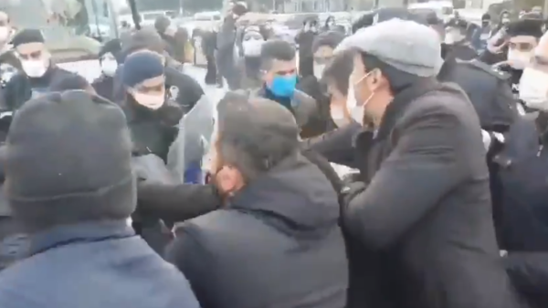 فيديو.. الشرطة التركية تهاجم نائبا على كرسي متحرك