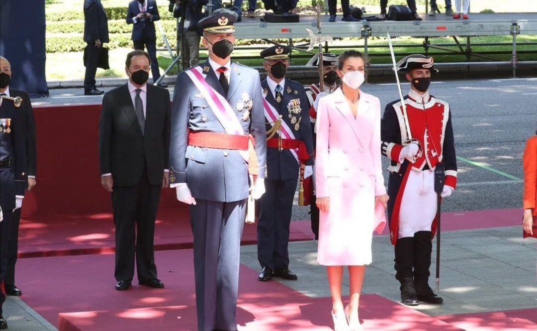 الملك فيليب السادس والملكة ليتيزيا يشهدان احتفالات يوم القوات المسلحة 2021