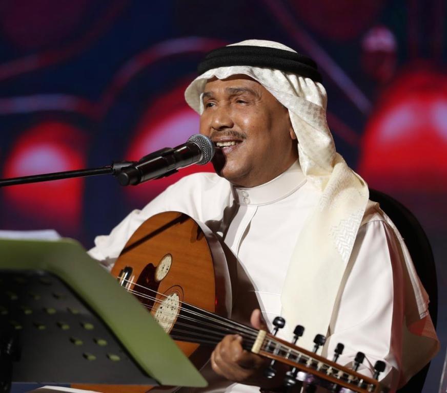 محمد عبده يعانق جمهوره بـ19 أغنية ويتغزل طرباً في الرياض