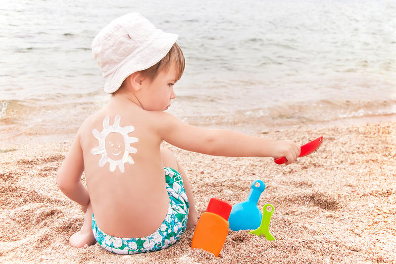 طرق علاج ضربة الشمس للأطفال