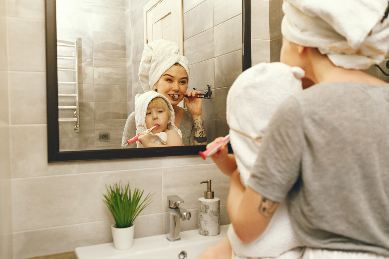 6 طرق تجعل الطفل يحب تنظيف أسنانه