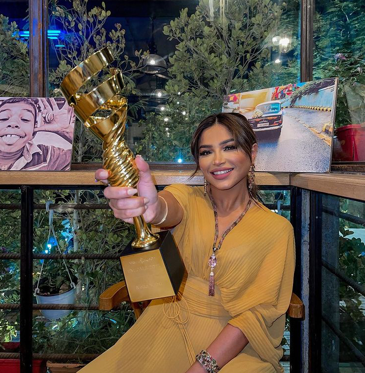 نهى نبيل تحصد جائزة «مؤثر العام 2021» في حفل جوائز EMIGALA في دبي