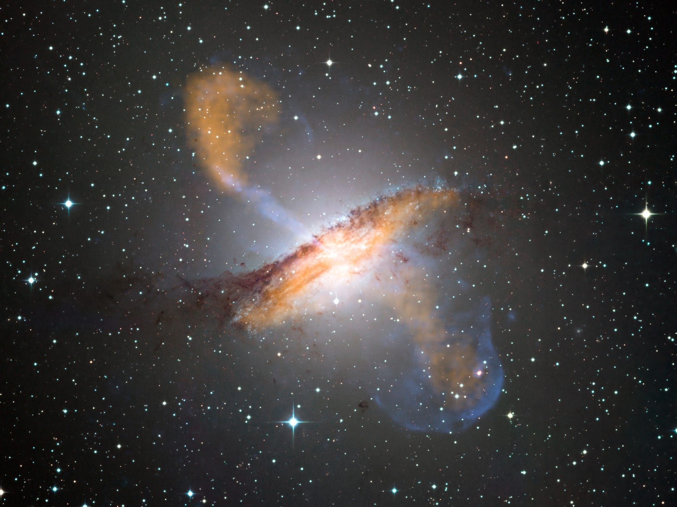 الثقب الأسود يدمر نجما وسط المجرة