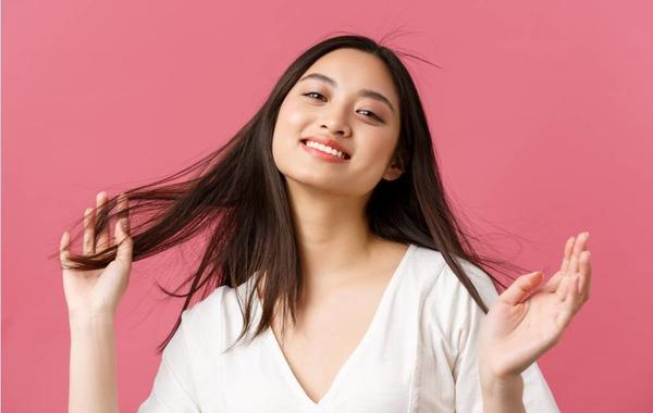 هل يؤذي العطر شعرك وما هي البدائل؟ 
