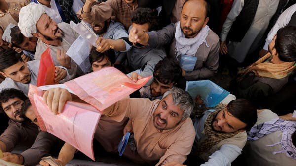 تهافت على جوازات السفر في كابل.. وطالبان تضرب الحشود