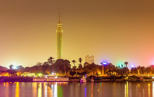 برج القاهرة يضيء في اليوم العالمي للعمل الإنساني