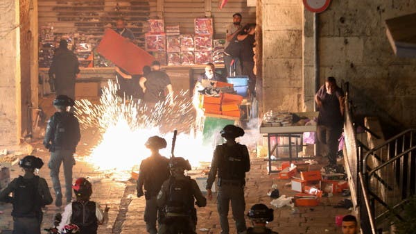 صدامات جديدة في القدس بين الفلسطينين وإسرائيل.. أكثر من 90 جريحا