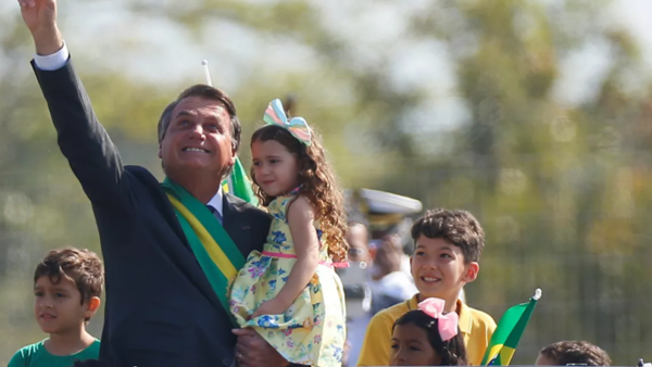 رئيس البرازيل يثير الجدل مجددا: لن أطعم ابنتي ضد كورونا