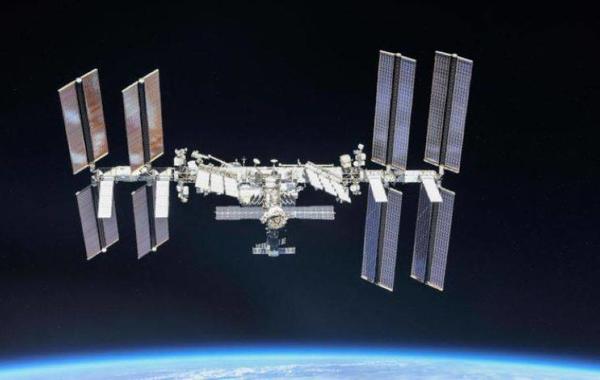 فيديو يظهر لحظة مرور محطة الفضاء الدولية بسماء مكة المكرمة