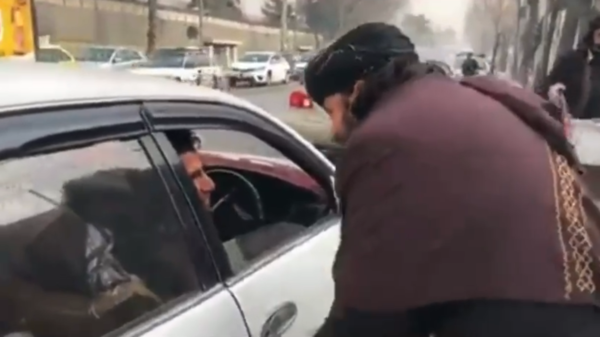 فيديو انتشر كالنار.. طالبان لسائق تاكسي “إياك والموسيقى”