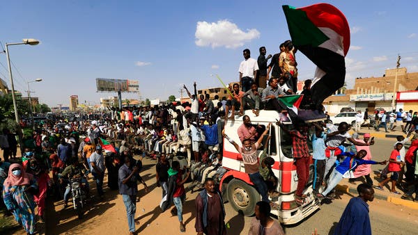السودان يحيي ذكرى 21 أكتوبر بمسيرات.. ومواكب مضادة
