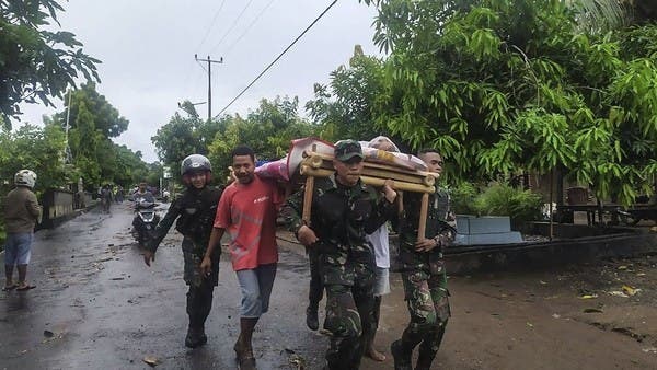 150 قتيلا في فيضانات إندونيسيا.. وجثث غارقة بالوحل