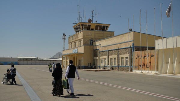 بينهم وزير.. طائرة تقل نحو 100 لاجئ أفغاني تصل اليونان