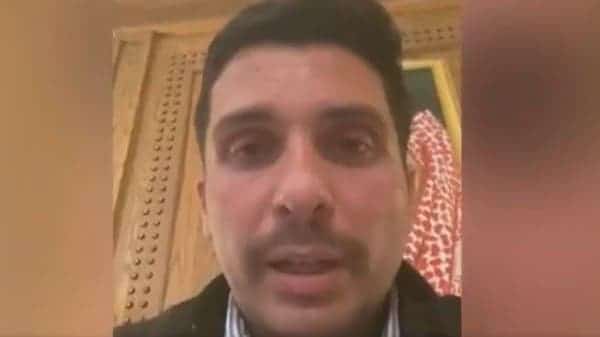 الأمير حمزة في فيديو: أنا معزول بمنزلي مع زوجتي وأطفالي