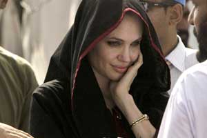 انجلينا جولي بغطاء الرأس في باكستان