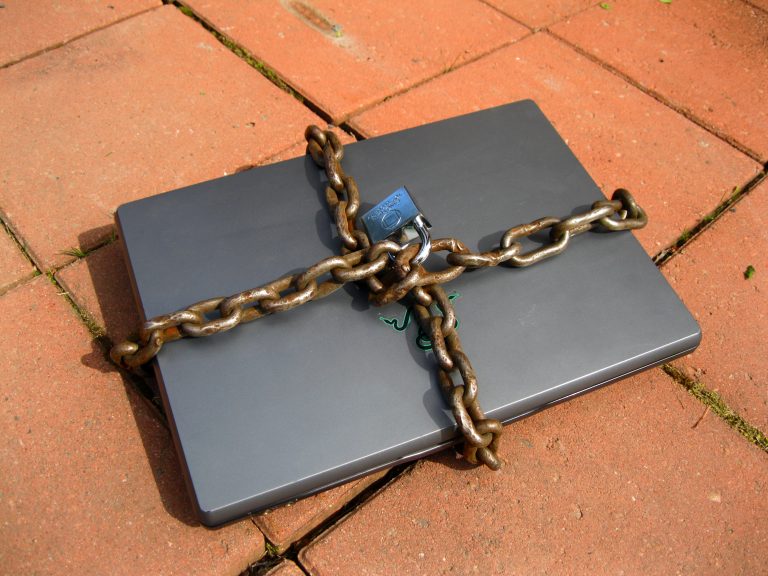 حاسوب محمول مقفل يرمز إلى حماية حساب فيسبوك والأمان الرقمي