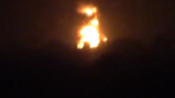 فيديو.. الحوثيون يحرقون شاحنتي مشتقات نفطية بسبب الجبايات