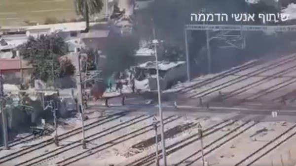 فلسطينيون يهاجمون سكة الحديد في اللد.. والقطارات تتوقف