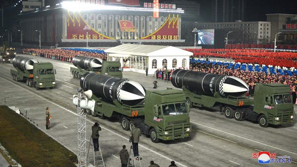 كوريا الشمالية: كوريا الشمالية تستعرض صواريخ باليستية جديدة