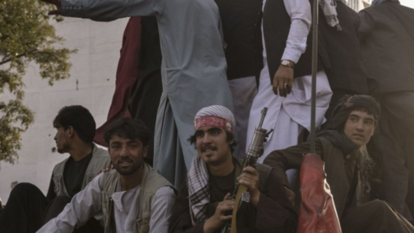 شاهد.. عناصر طالبان يتبخترون بلباس القوات الأميركية