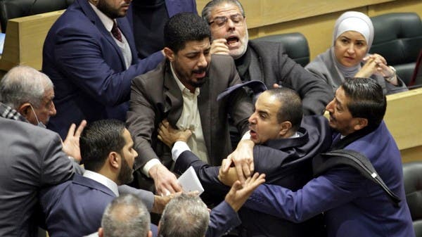 بعد عراك ولكمات.. البرلمان الأردني يجمد عضوية نائب