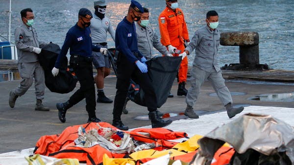 إندونيسيا توسع جهودها لانتشال بقايا ضحايا الطائرة المحطمة
