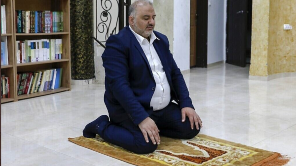 الإخواني منصور عباس يصلي بعد التوقيع على مشاركته في حكومة إسرائيل الجديدة