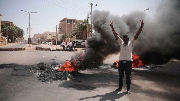 قوات الأمن السودانية تطلق الغاز على المتظاهرين بالخرطوم