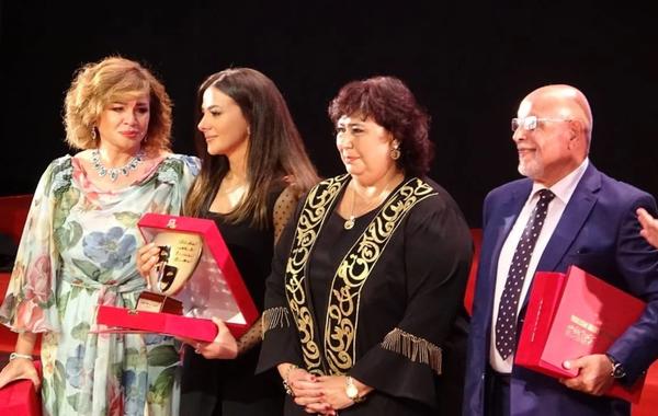 بالفيديو: بكاء دنيا سمير غانم خلال استلام تكريم والديها على المسرح القومي