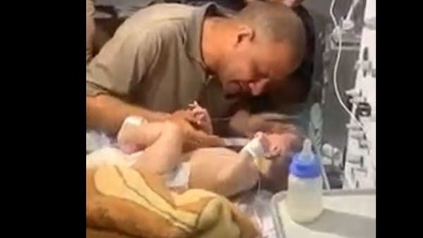 فيديو محزن من غزة.. فلسطيني فقد عائلته ونجا رضيعه الوحيد