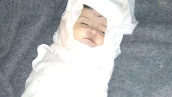 صورة مؤلمة.. وفاة رضيعة نازحة في مأرب بسبب عاصفة رملية