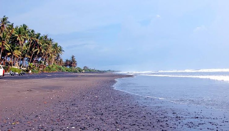 شاطئ باسوت بإندونيسيا