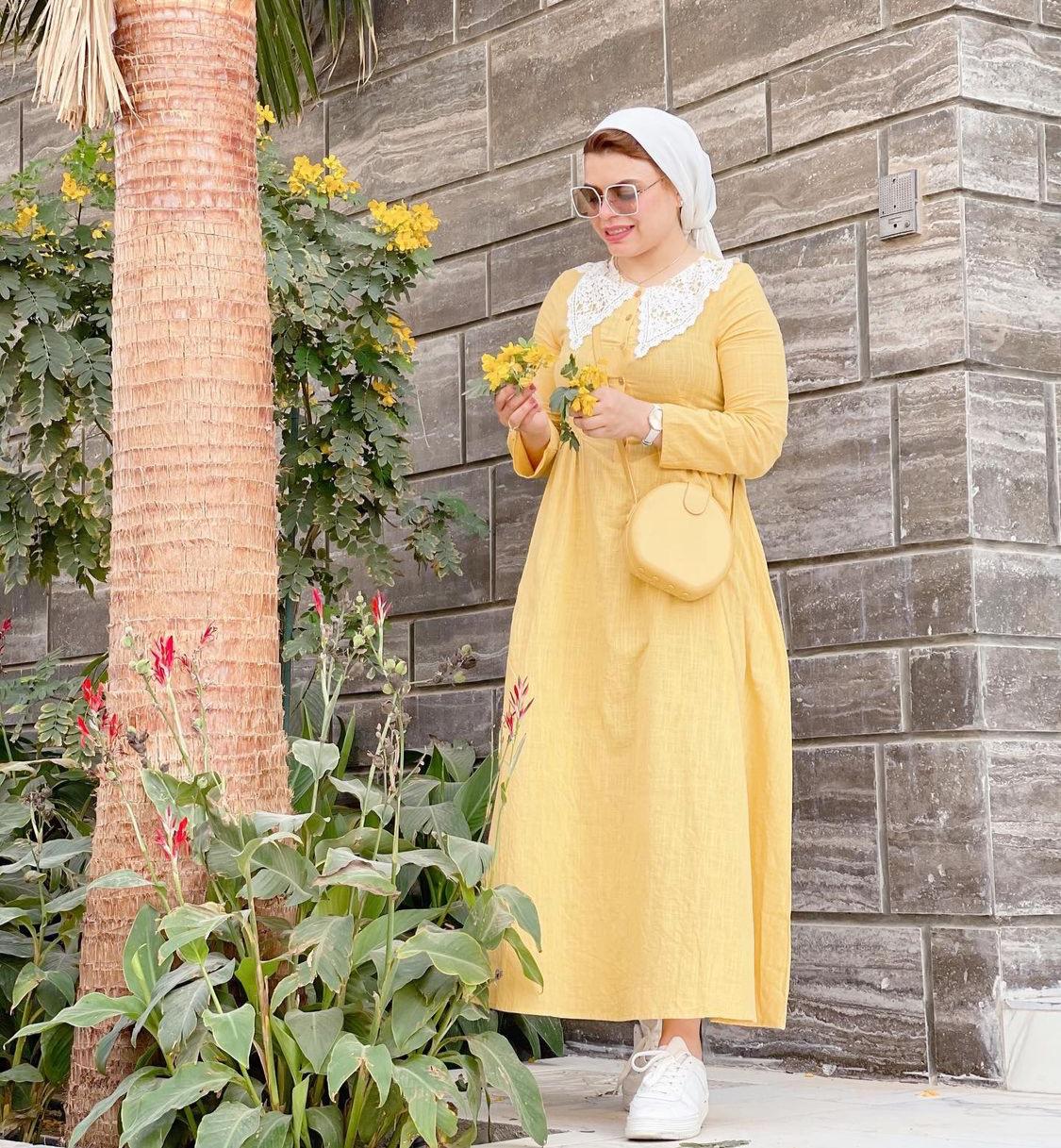  نسمة الجوهري بفستان اصفر كلاسيكي -الصورة من حسابها على الانستغرام