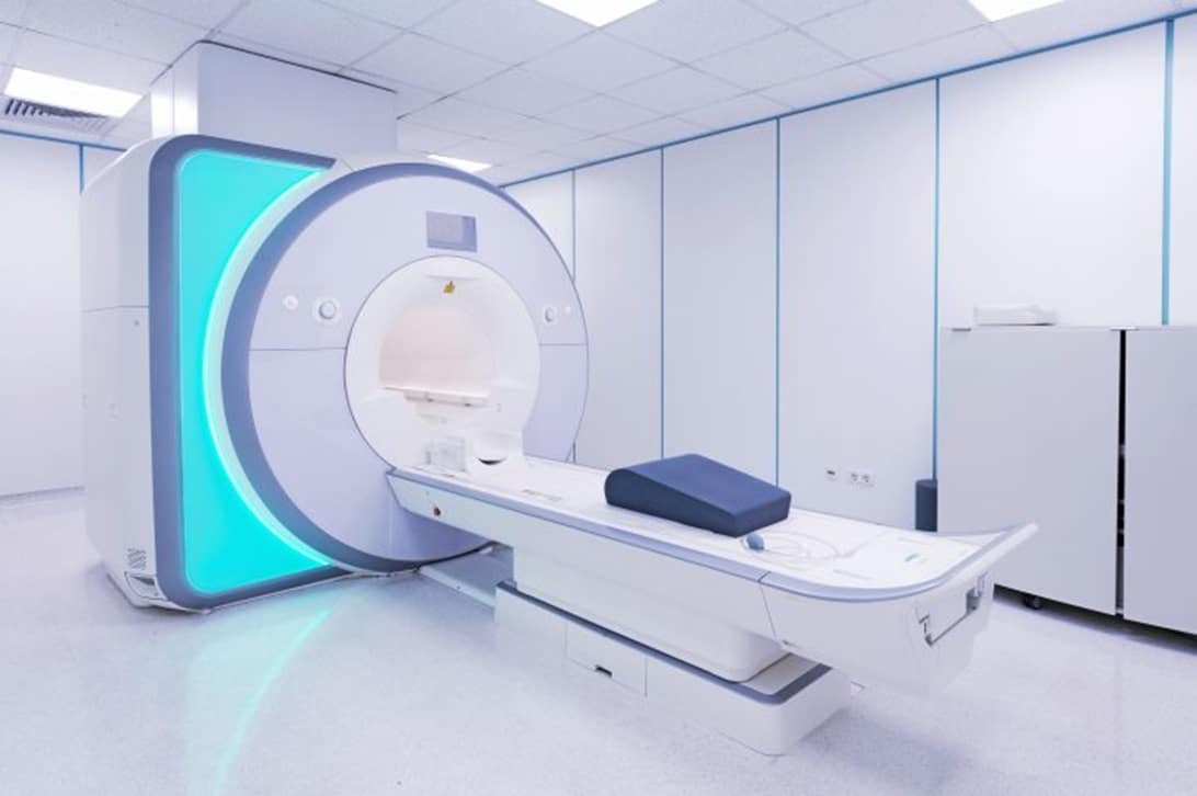 جهاز التصوير بالرنين المغناطيسي لتشخيص ارتجاج الدماغ