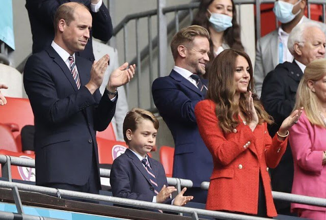الأمير جورج يقف بين والديه- الصورة من موقع New my royals