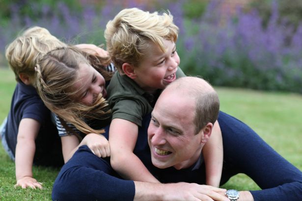 الأمير ويليام يستلقي عليه أطفاله الثلاثة- الصورة من موقع ميرور