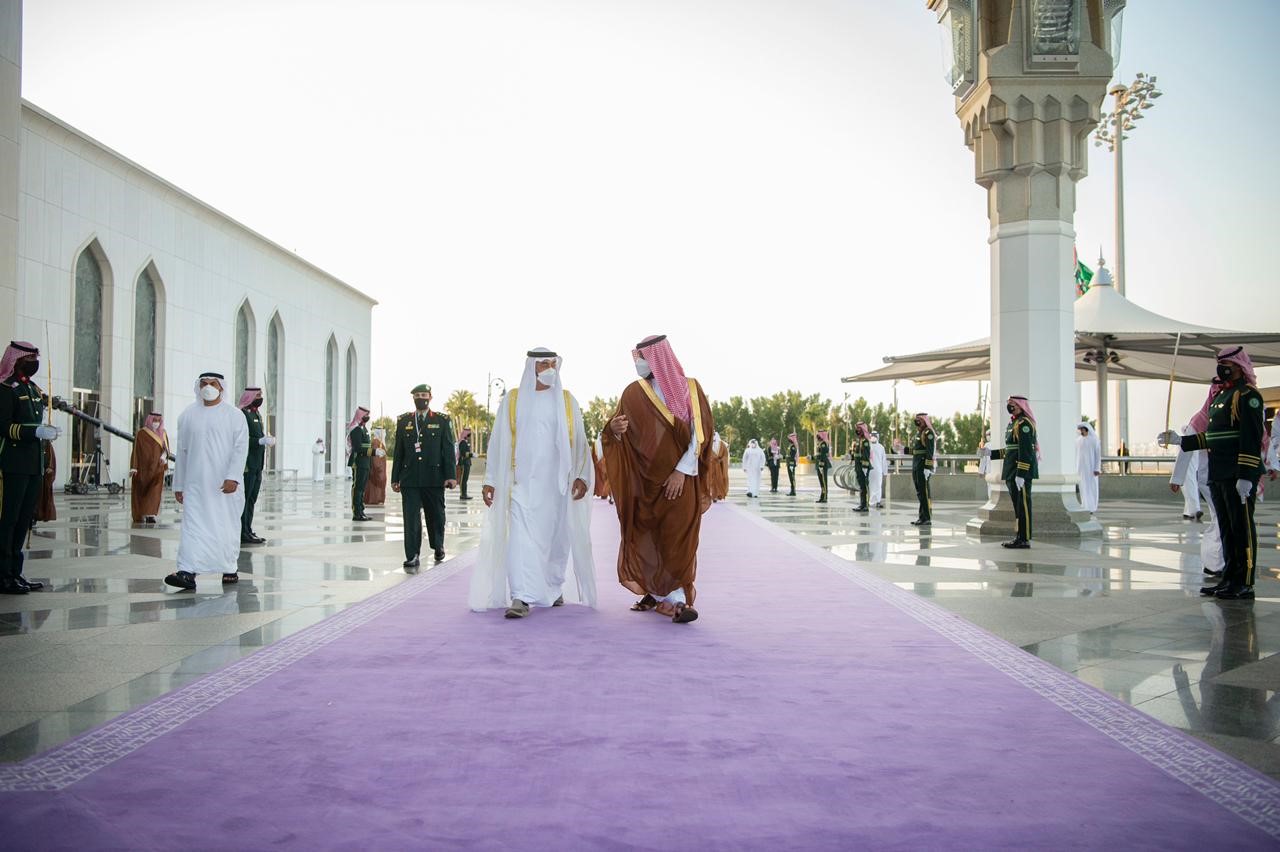 خلال استقبال الأمير محمد بن سلمان للشيخ محمد بن زايد على السجاد البنفسجي