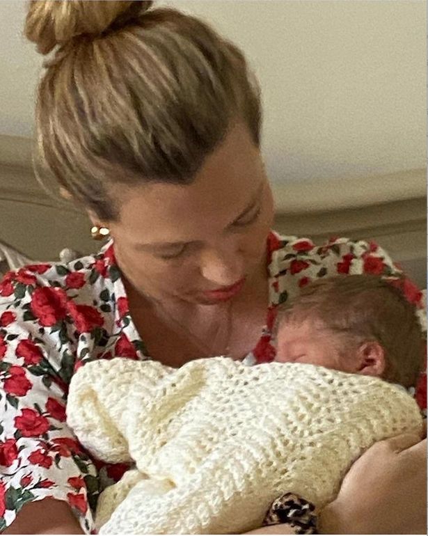 ويلفريد في حضن أمه كاري سيموندز بعد ولادته- الصورة من موقع ميرور