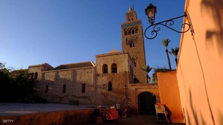 المغرب وتركيا يعلقان الصلاة في المساجد