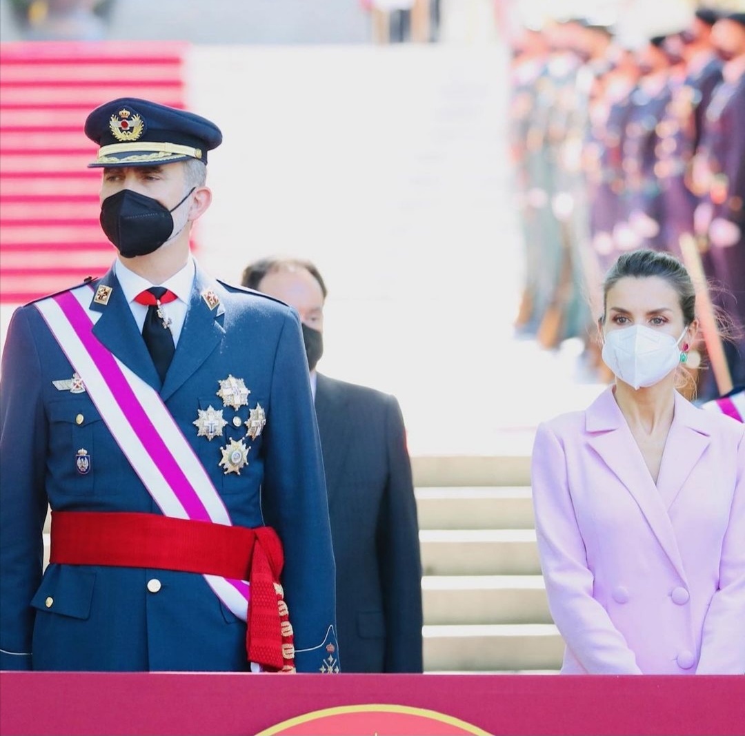 الملك «فيليب» والملكة «ليتيزيا» في احتفالات يوم القوات المسلحة 2021 - الصورة من حساب البيت الملكي الإسباني على إنستغرام-