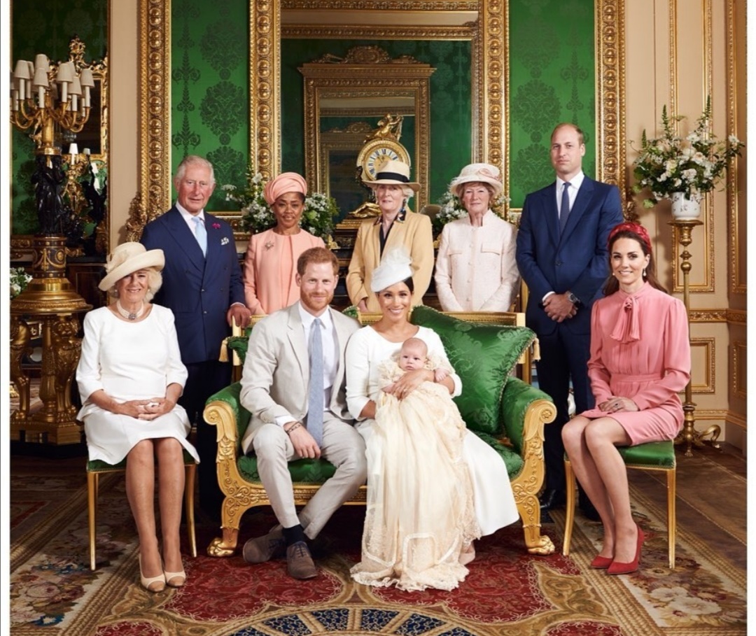 هاري وميغانتحمل الرضيع آرتشي مع باقي أفراد العائلة المالكة-الصورة من حساب رويال ساسكس على إنستغرام
