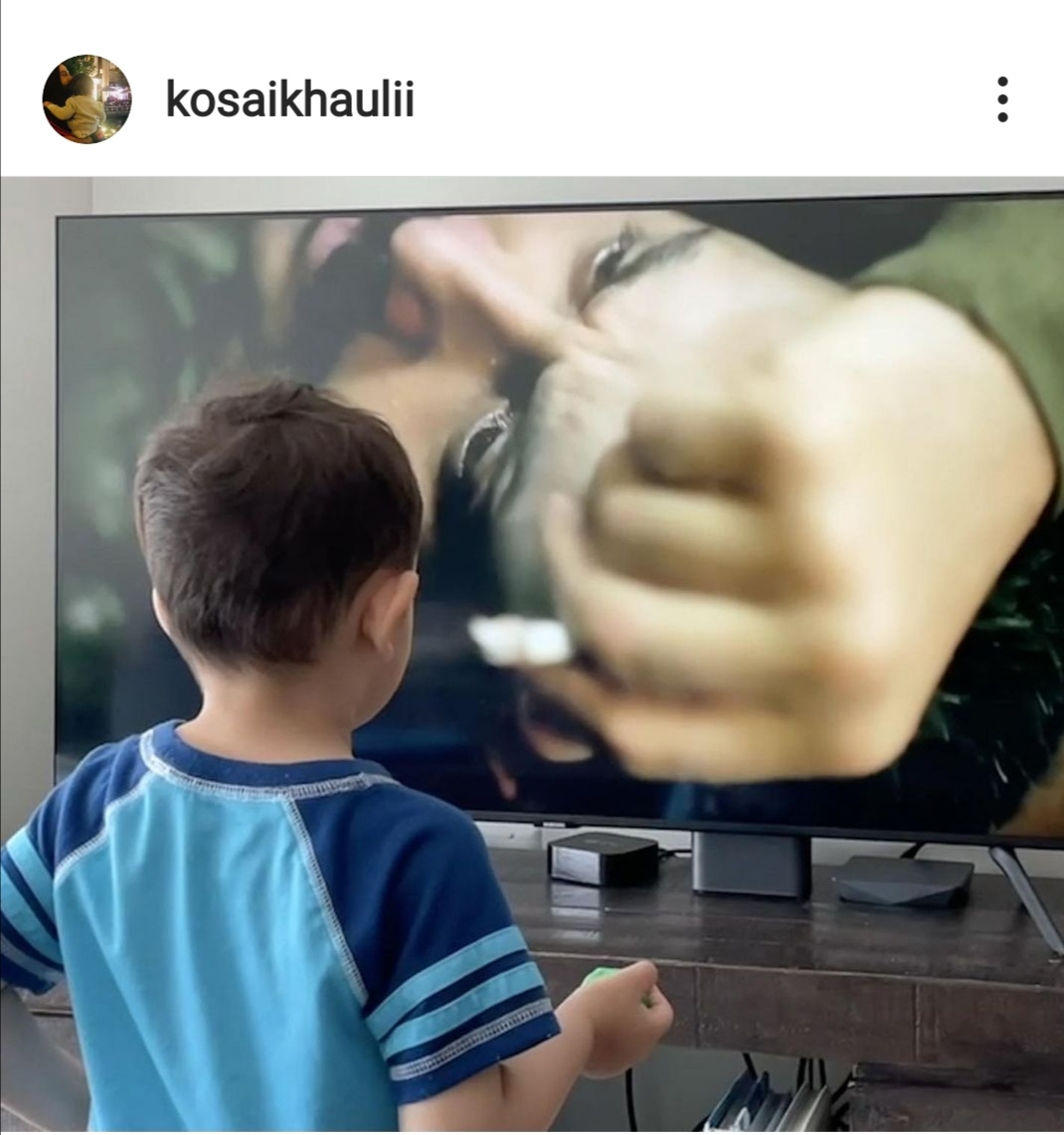 العميد ابن قصي خولي يقلد والده أمام شاشة التلفزيون. الصورة من حساب قصي خولي على إنستغرام
