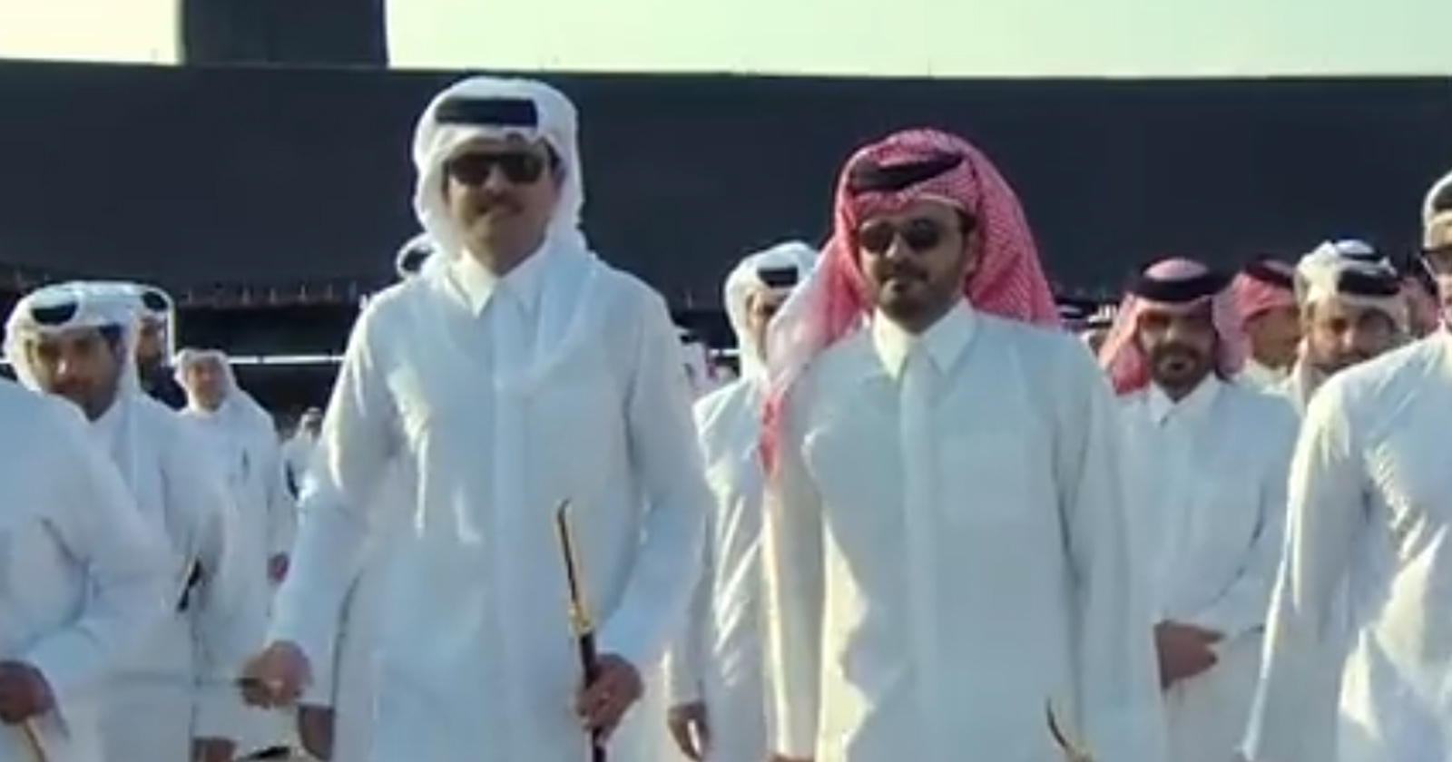 بالفيديو أمير قطر يشارك بأداء العرضة في اليوم الوطني القطري
