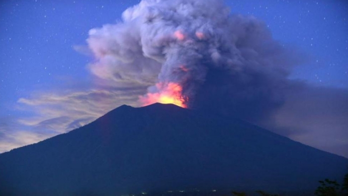 ثوران بركان إندونيسي و الرماد يوقف حركة الطيران