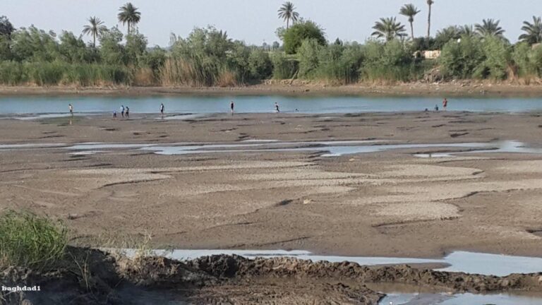 جفاف نهر الفرات يكشف عن آثار في العراق