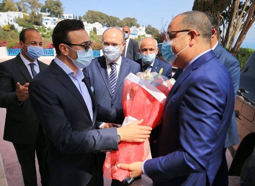 صابر  الرباعي نقيب الفنانين التونسيين يسلم رئيس الحكومة التونسية باقة ورد